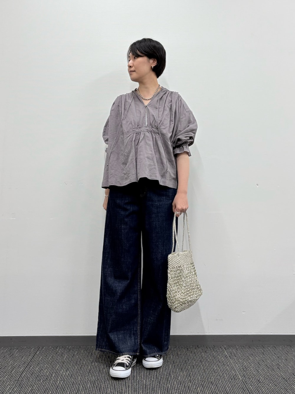 「夏コーデ、ブラウス×デニム、ブラウス、ワイドデニム、オトナカジュアル、高身長コーデ」｜「collexの【dignif】【金属アレルギー対応】フープピアス（ピアス（両耳用）、シルバー系）」を使った、fukuさん（レディース・166cm）の夏コーディネートの1枚目の写真