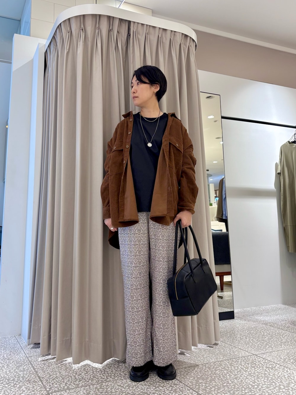 ブラック系のシャツ/ブラウス、ブラック系のボストンバッグ、ブラック系のその他パンツを着用したレディースの秋コーディネートの1枚目の写真
