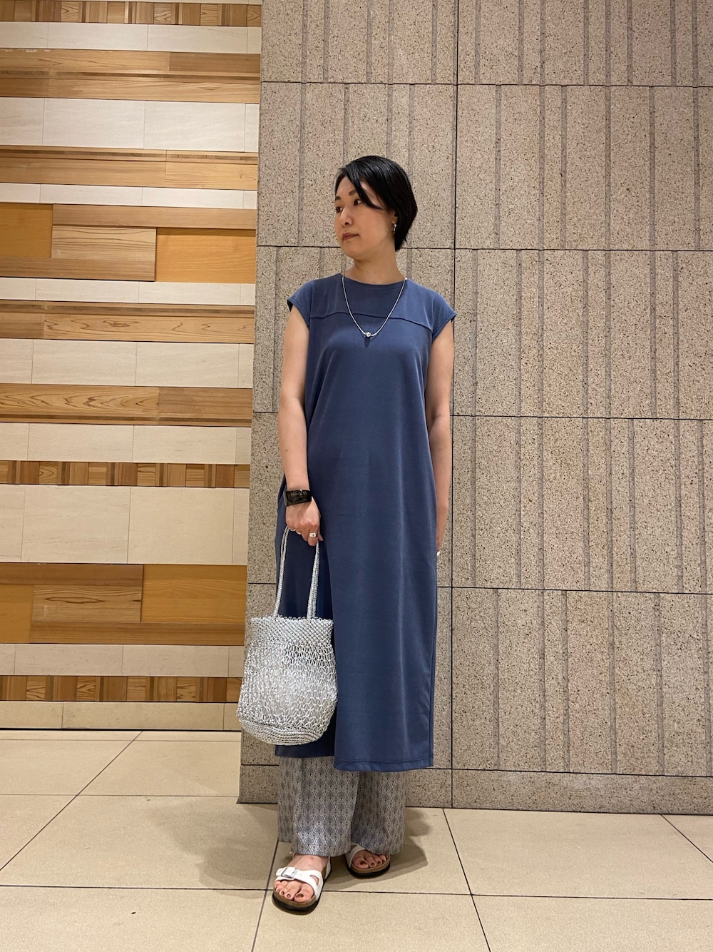 「夏コーデ、オトナカジュアル、高身長女子、骨格ウェーブ、イエベ、ショートヘア、ワンピース、パイル、サテンパンツ、サンダル、バングル」｜「collexの【ANANS】　SMALL マクラメ メタリック トートバッグ（かごバッグ、シルバー系）」を使った、fukuさん（レディース・166cm）の夏コーディネートの1枚目の写真