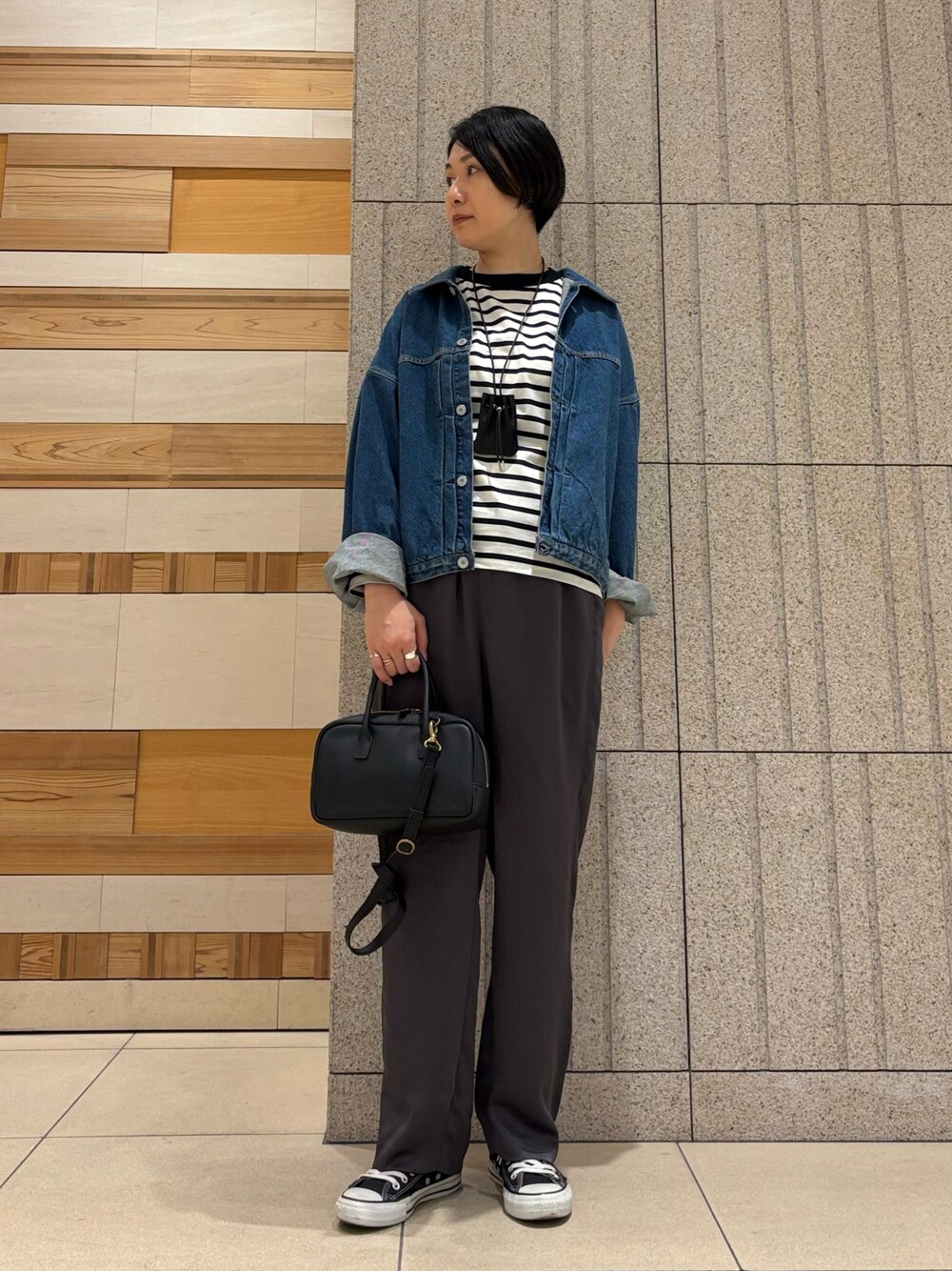 「秋コーデ、デニムジャケット、ボーダー、Tシャツ、サテンパンツ、スニーカー、レザーバッグ、ショルダーバッグ、オトナカジュアル、旅行」｜「collexの【手洗い可能】【新色】リラックスサテンパンツ（その他パンツ、グレー系）」を使った、fukuさん（レディース・166cm）の秋コーディネートの1枚目の写真