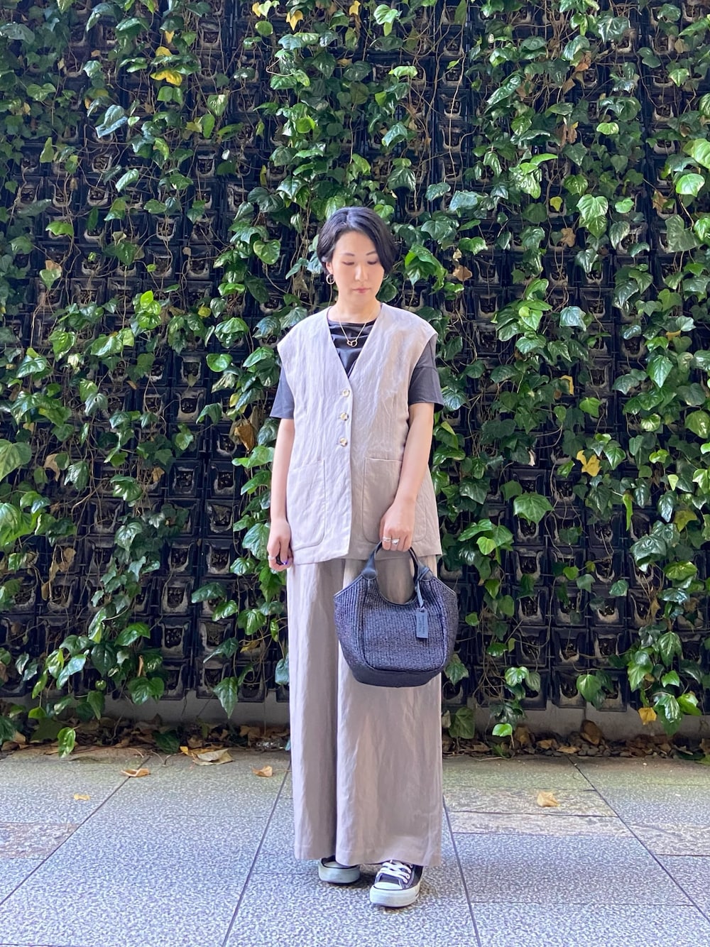 「オトナカジュアル、サロペット、ジレ、高身長コーデ、marco masi、Tシャツ、スニーカー」｜「marco masiの【別注】【MARCO MASI】レザーハンドルラフィア 2WAYバッグ（かごバッグ、ブラック系）」を使った、fukuさん（レディース・166cm）の春コーディネートの1枚目の写真