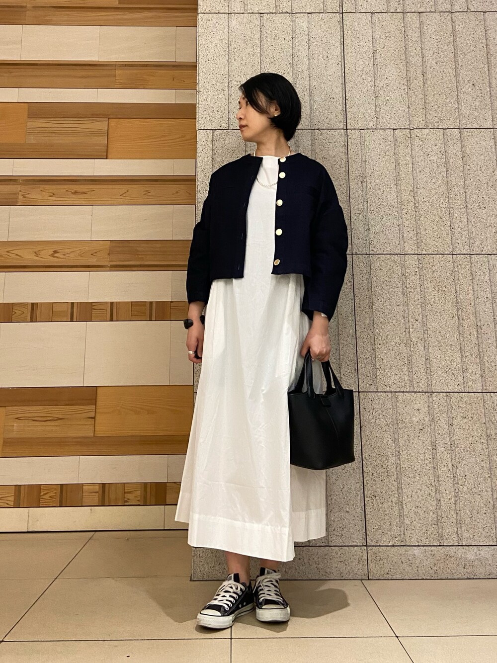 ホワイト系のワンピース、ブラック系のショルダーバッグ、ブルー系のノーカラージャケットを着用したレディースの秋コーディネートの1枚目の写真
