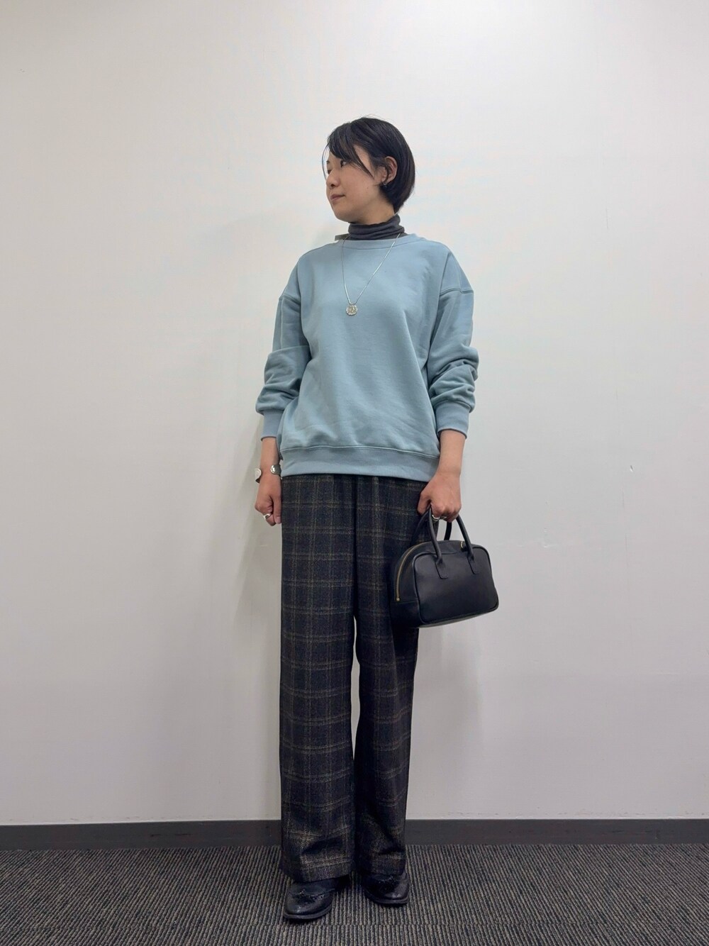 「オトナカジュアル、チェックパンツ、スウェット、タートルネック、ショルダーバッグ、カジュアルスタイル、パンツスタイル」｜「collexのメランジリブタートルネックカットソー（Tシャツ/カットソー、グレー系）」を使った、fukuさん（レディース・166cm）の冬コーディネートの1枚目の写真