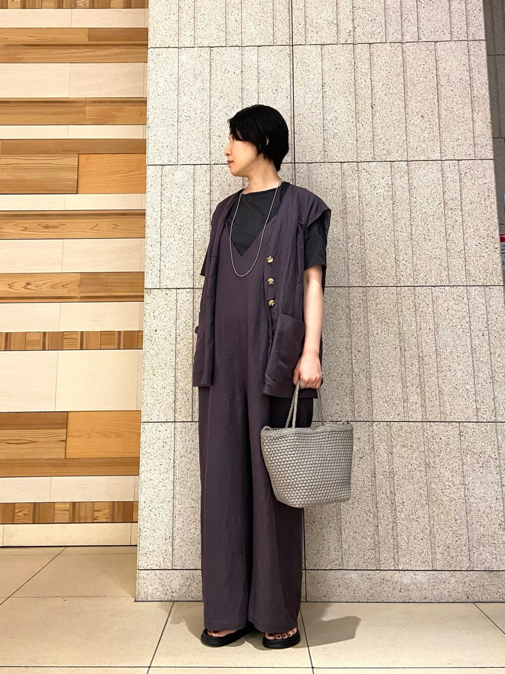 「夏コーデ、オトナカジュアル、ジレ、サロペット、Tシャツ、サンダル、レザーバッグ、レザーメッシュバッグ、ボールチェーンネックレス、高身長女子、骨格ウェーブ、イエベ秋」｜「collexの【手洗い可】リネン混イージークロス サロペット（サロペット/オーバーオール、グレー系）」を使った、fukuさん（レディース・166cm）の夏コーディネートの1枚目の写真
