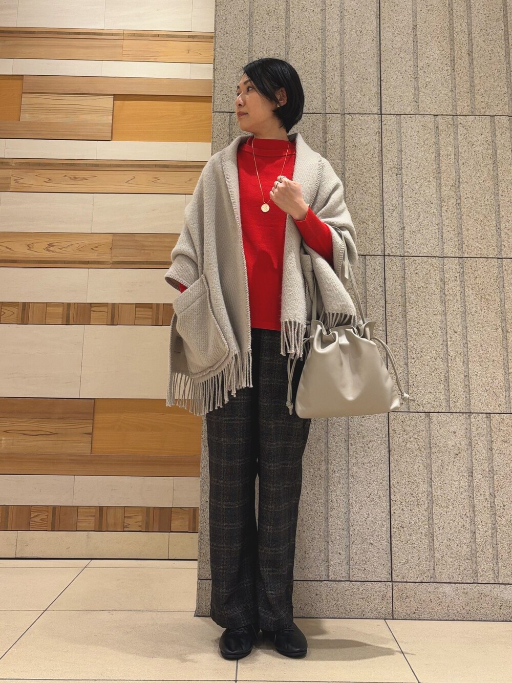 ベージュ系のショルダーバッグ、ブラック系のその他パンツ、ブラック系のドレスシューズを着用したレディースの冬コーディネートの1枚目の写真