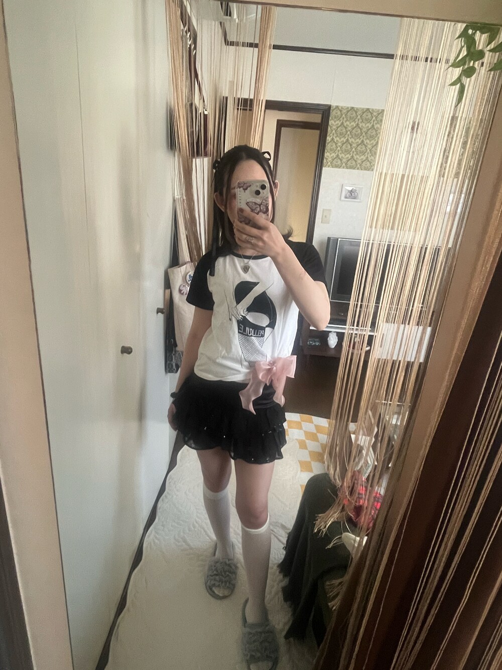 ホワイト系のTシャツ/カットソー、ブラック系のスカートを着用したレディースの春コーディネートの1枚目の写真