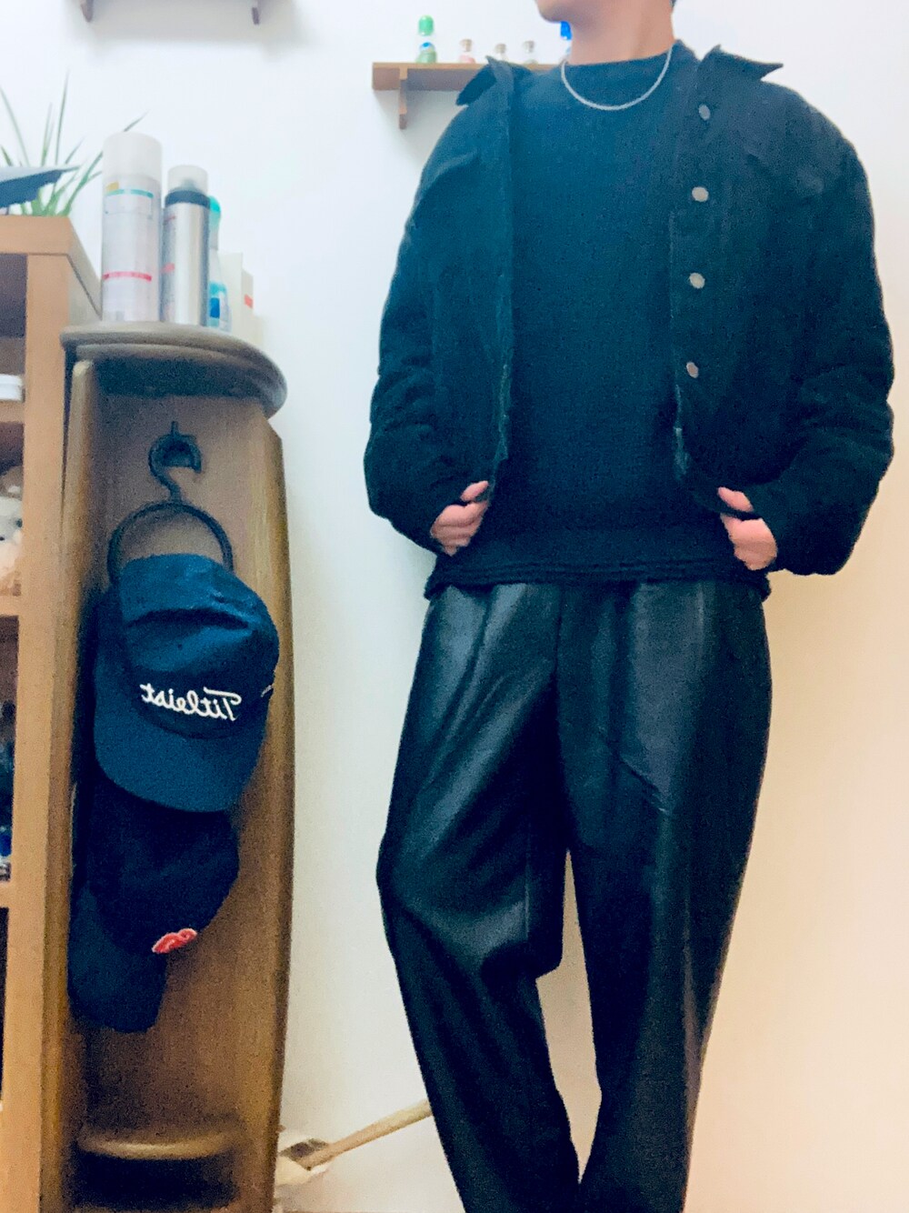 「ブラックコーデ、コーデュロイ、レザーパンツ」｜「UNIQLOのアイテム（ブルゾン、ブラック系）」を使った、bashoさん（メンズ・171cm）の冬コーディネートの1枚目の写真