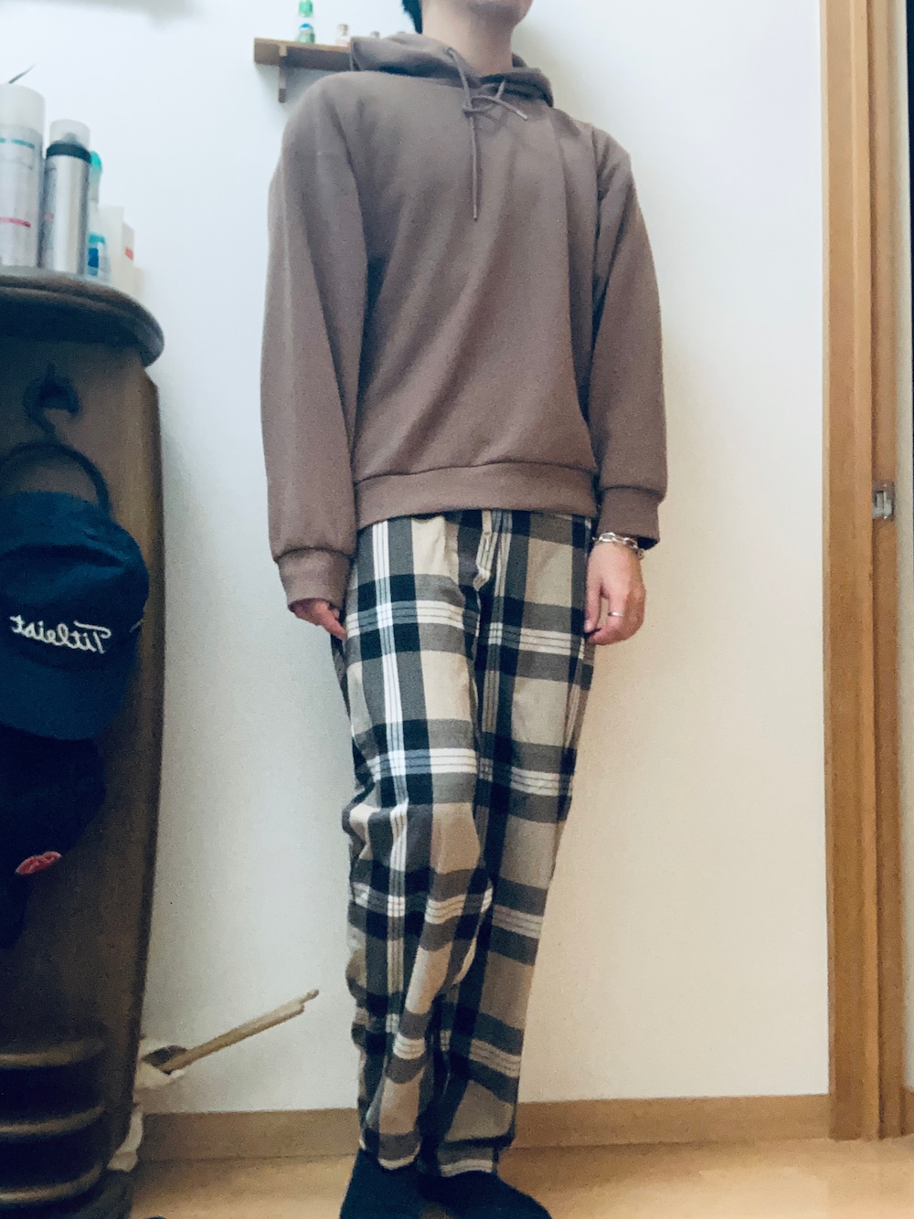 「チェックパンツ、パーカー、秋のコーデ」｜「GUのアイテム（パーカー、ブラウン系）」を使った、bashoさん（メンズ・171cm）の冬コーディネートの1枚目の写真