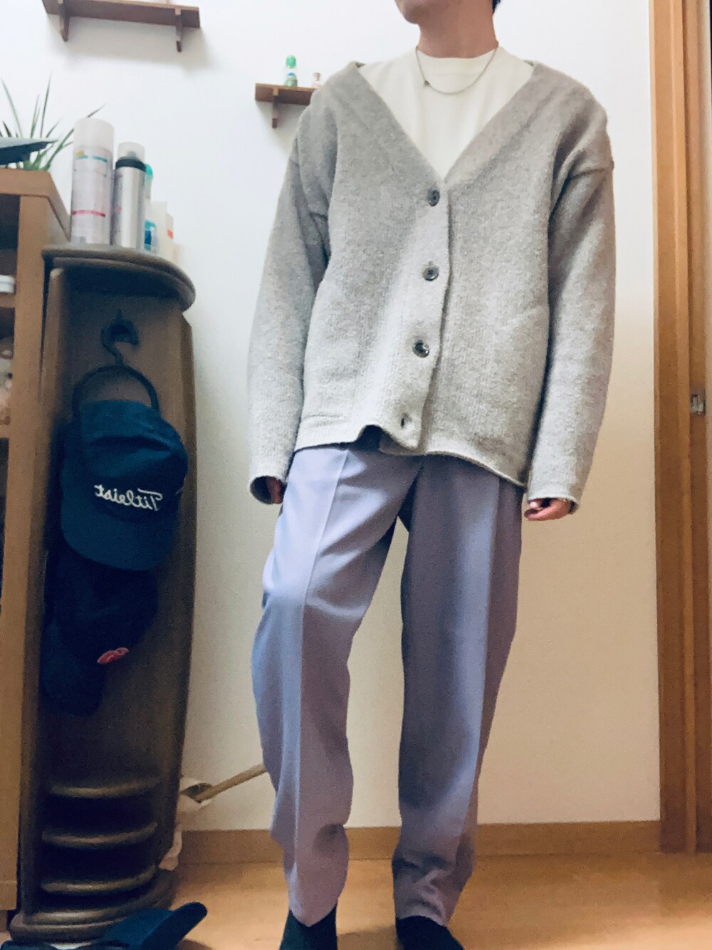 「ムラサキパンツ、カーディガン、もこもこ」｜「RAGEBLUEの＜セットアップ着用可能＞PEツイル/センタープレステーパードスラックス/260522（スラックス、パープル系）」を使った、bashoさん（メンズ・171cm）の冬コーディネートの1枚目の写真