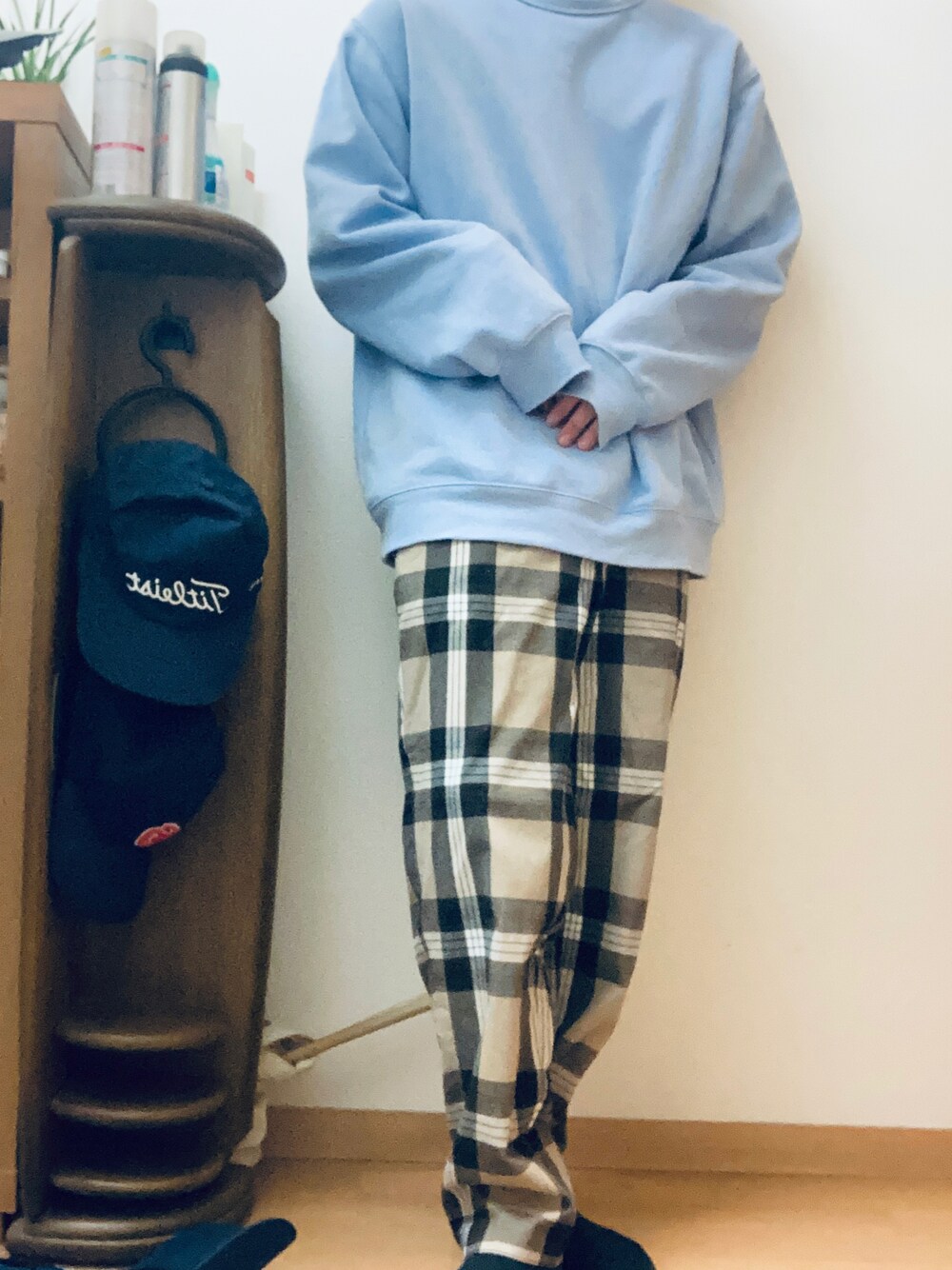 「チェックパンツ、はるコーデ、可愛いコーデ」｜「GUのアイテム（スウェット、ブルー系）」を使った、bashoさん（メンズ・171cm）の冬コーディネートの1枚目の写真