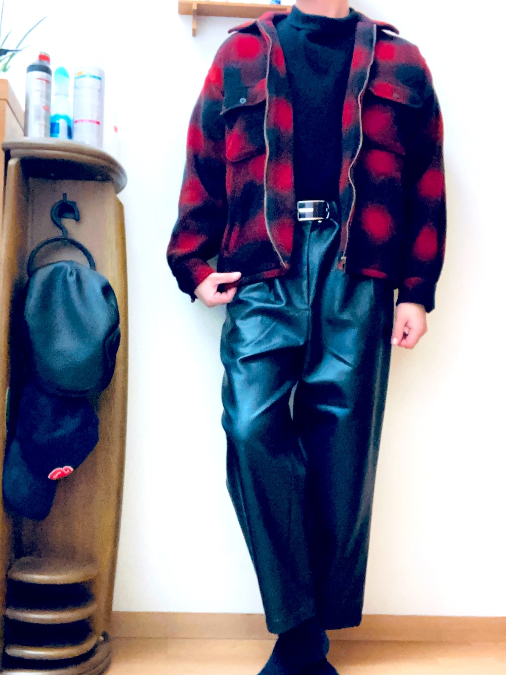 「赤黒コーデ、チェック、レザーパンツ」｜「GUのアイテム（パンツ、ブラック系）」を使った、bashoさん（メンズ・171cm）の冬コーディネートの1枚目の写真