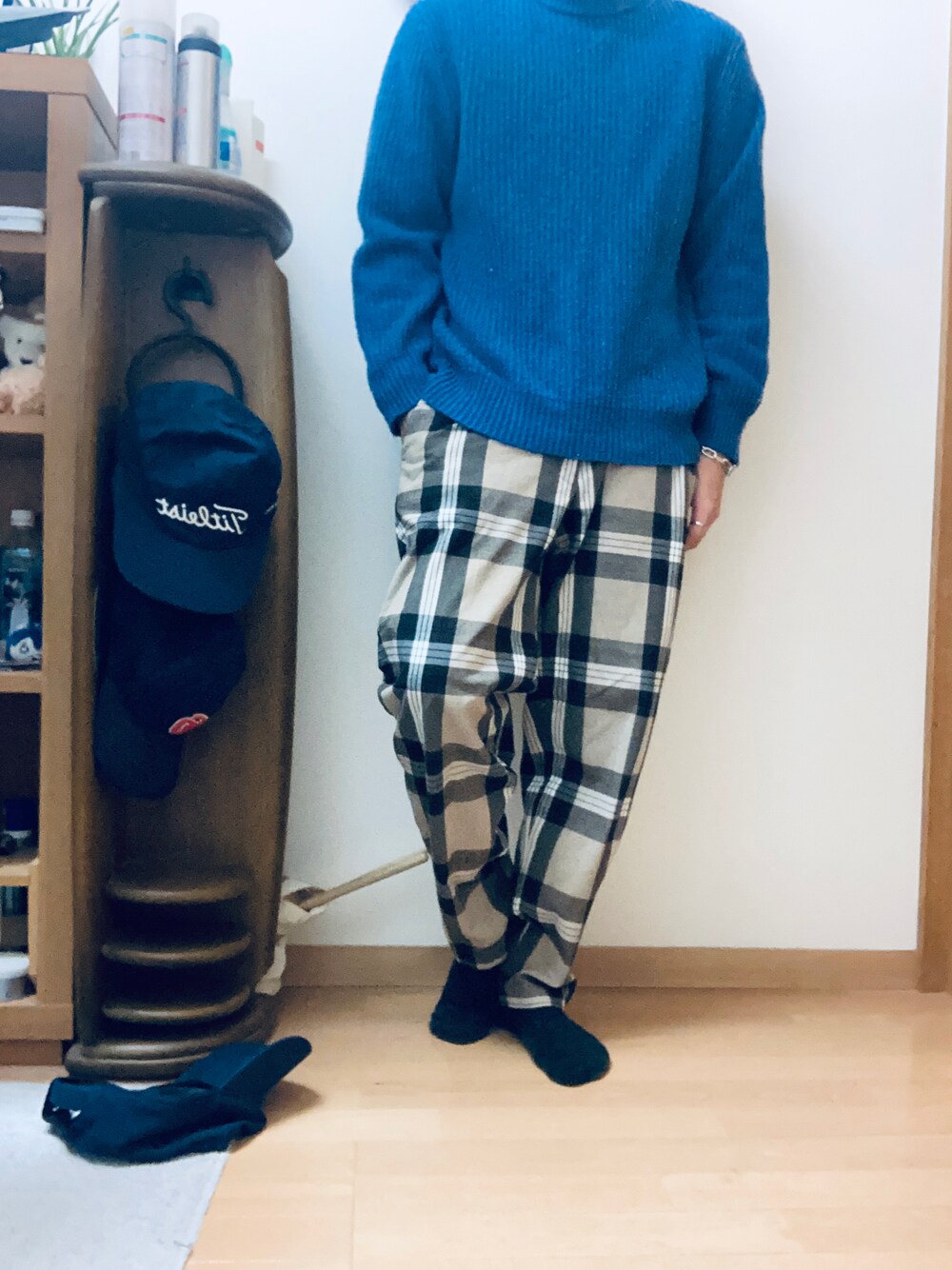 「チェックパンツ」｜「UNIQLOのアイテム（ニット/セーター、ブルー系）」を使った、bashoさん（メンズ・171cm）の冬コーディネートの1枚目の写真
