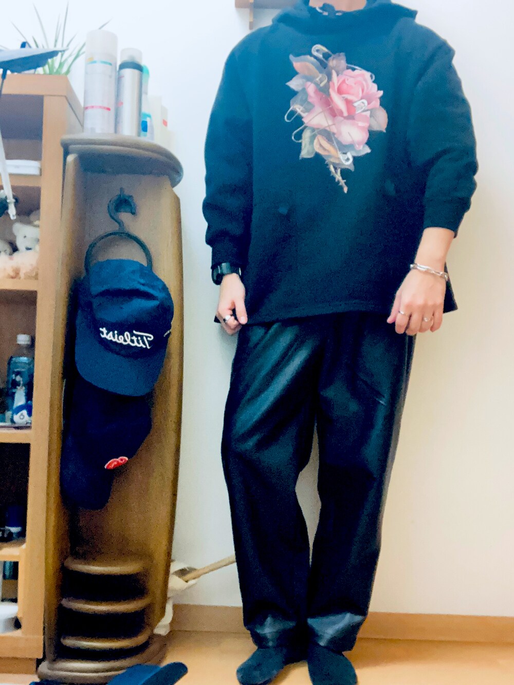 「花、レザーパンツ」｜「GUのアイテム（パンツ、ブラック系）」を使った、bashoさん（メンズ・171cm）の冬コーディネートの1枚目の写真