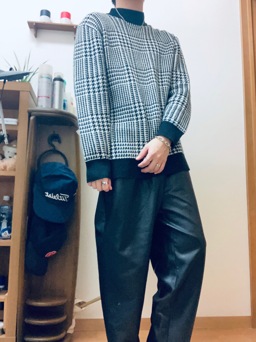 「ニット、チェックセーター、レザーパンツ」｜「GUのアイテム（パンツ、ブラック系）」を使った、bashoさん（メンズ・171cm）の冬コーディネートの1枚目の写真