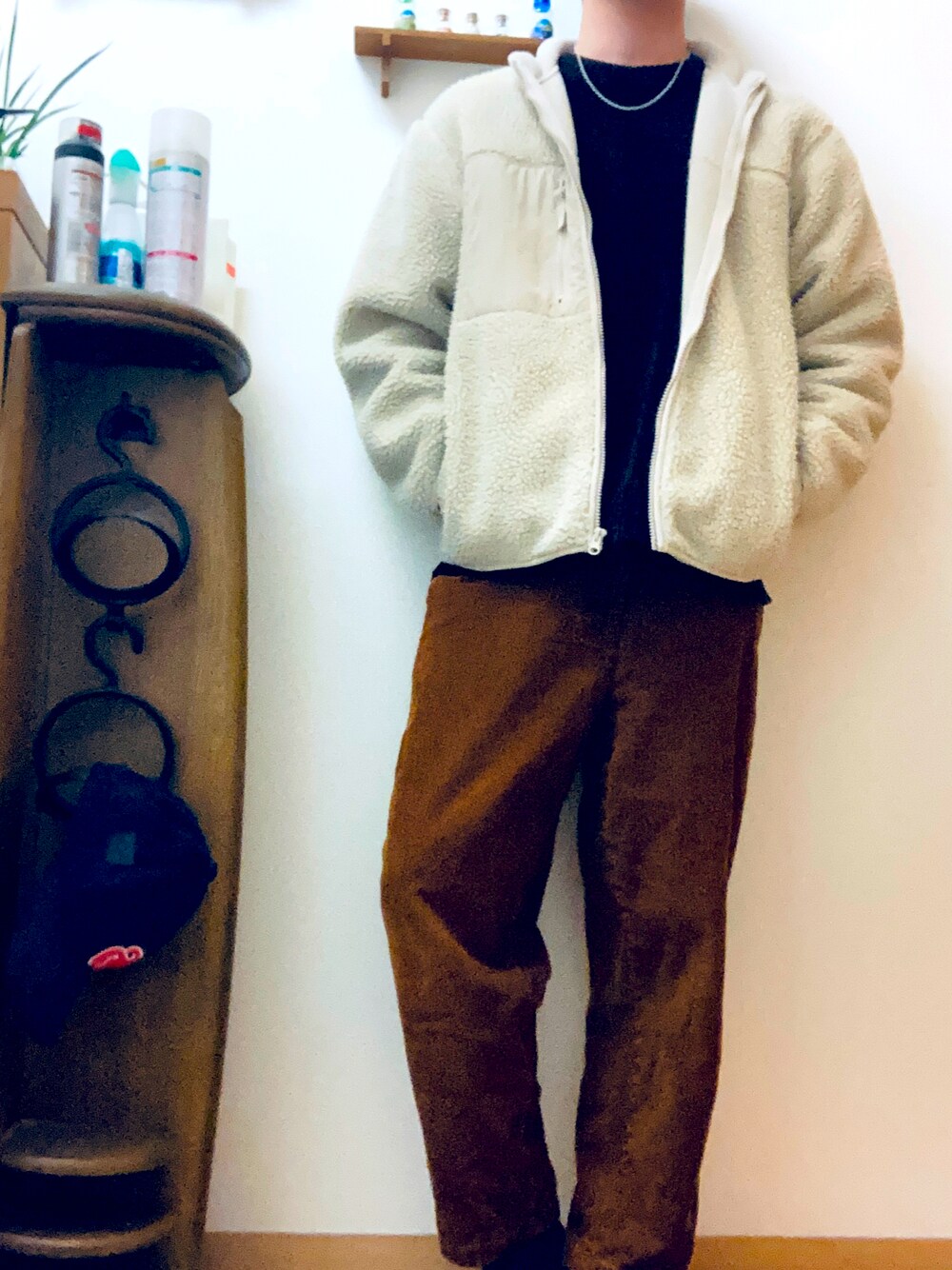 「冬コーデ、もふもふアウター、コーデュロイパンツ、ハイネックニット」｜「GUのアイテム（パンツ、ブラウン系）」を使った、bashoさん（メンズ・171cm）の冬コーディネートの1枚目の写真