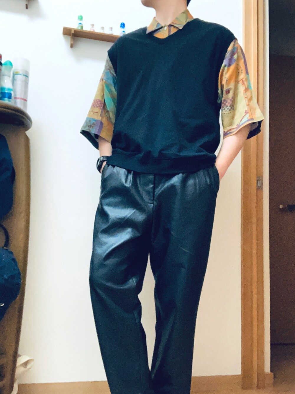 「柄シャツ、ニットベスト」｜「GUのアイテム（パンツ、ブラック系）」を使った、bashoさん（メンズ・171cm）の春コーディネートの1枚目の写真