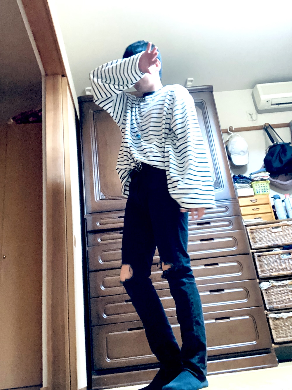 「H&MのH&M - スキニーデニム - ブラック（その他パンツ、ブラック系）」を使った、bashoさん（メンズ・171cm）の秋コーディネートの1枚目の写真