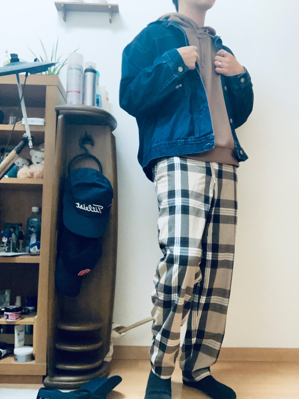 「デニムジャケット×パーカー、パーカー、チェックパンツ」｜「GUのアイテム（チノパンツ、ベージュ系）」を使った、bashoさん（メンズ・171cm）の冬コーディネートの1枚目の写真