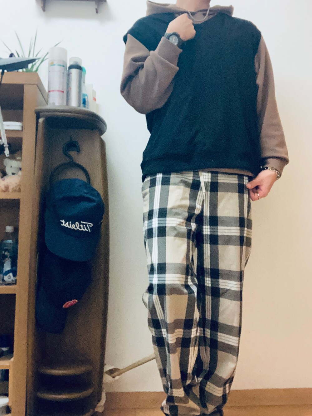 「ニットベスト、ワイドパンツ、チェックパンツ、ベストパーカー」｜「GUのアイテム（チノパンツ、ベージュ系）」を使った、bashoさん（メンズ・171cm）の冬コーディネートの1枚目の写真