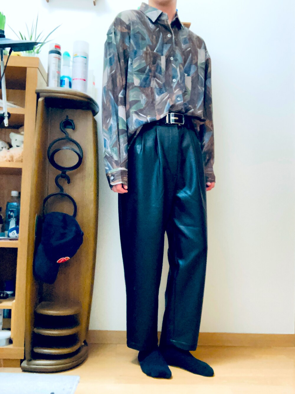 「柄シャツ、レザーパンツ、古着コーデ」｜「GUのアイテム（パンツ、ブラック系）」を使った、bashoさん（メンズ・171cm）の冬コーディネートの1枚目の写真