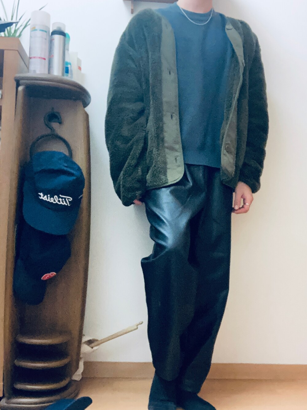 「ボアフリース、レザーパンツ、グリーン×ブラック」｜「GUのアイテム（パンツ、ブラック系）」を使った、bashoさん（メンズ・171cm）の冬コーディネートの1枚目の写真