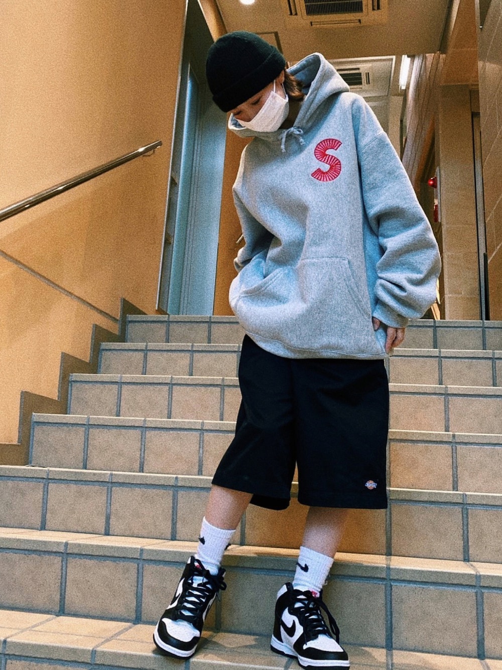 「スウェット、ビッグシルエット、シンプル、パーカー、ストリート、supreme、ハーフパンツ、メンズライク、休日コーデ、ootd、シンプルコーデ、低身長コーデ、秋コーデ、ダンク」｜「Supreme のアイテム（パーカー、グレー系）」を使った、ルイボスティーさん（レディース・148cm）の秋コーディネートの1枚目の写真