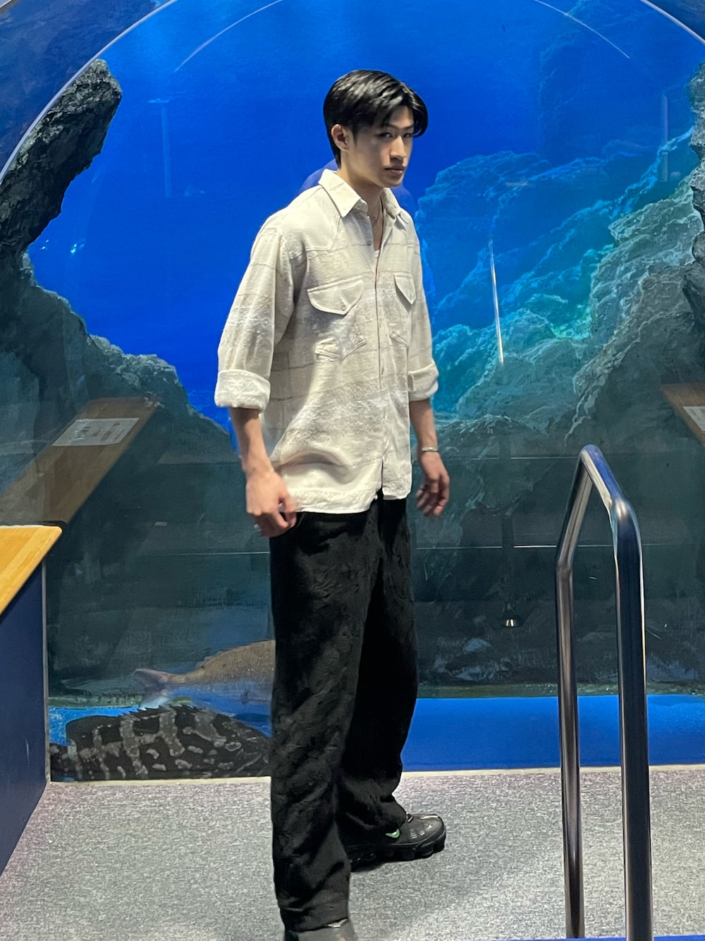 「お出かけコーデ日記、オトナカジュアル、春夏コーデ、メンズファッション、お洒落さんとつながりたい、古着好きな人と繋がりたい、スニーカーコーデ、黒、春、シャツ、お出かけコーデ、maisonspecial、黒パンツ、スラックス」｜「MAISON SPECIALの《ユニセックスアイテム》リーフレース1タックワイドパンツ【MAISON SPECIAL/メゾンスペシャル】（その他パンツ、ブラック系）」を使った、コーチャンさん（メンズ・177cm）の春コーディネートの1枚目の写真