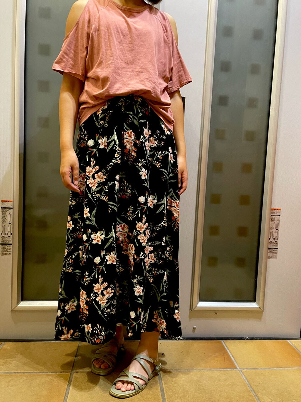 「スカートスタイル、お洒落さんとつながりたい」｜「OZOCの◆【洗える】オープンショルダーTシャツ（Tシャツ/カットソー、ピンク系）」を使った、labuさん（レディース・165cm）の秋コーディネートの1枚目の写真