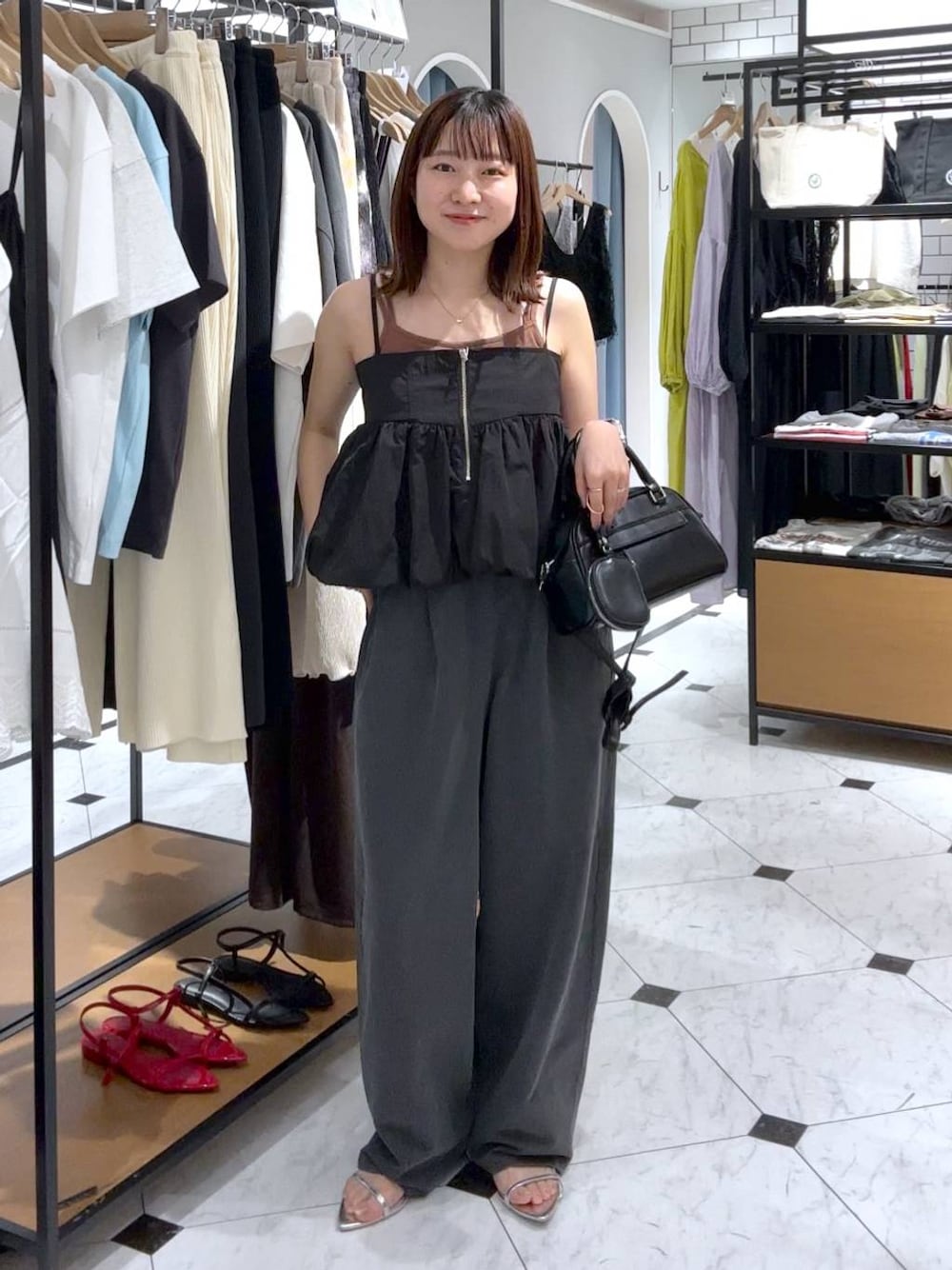 ブラウン系のTシャツ/カットソー、シルバー系のサンダル、ブラック系のキャミソールを着用したレディースの夏コーディネートの1枚目の写真