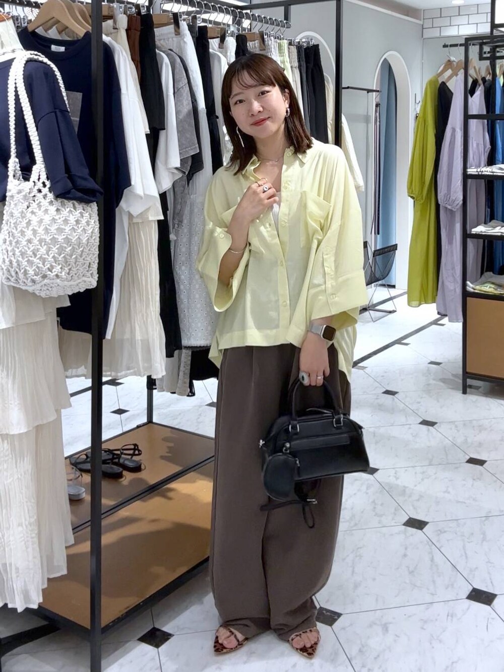 ホワイト系のTシャツ/カットソー、ブラウン系のデニムパンツ、イエロー系のシャツ/ブラウスを着用したレディースの春コーディネートの1枚目の写真