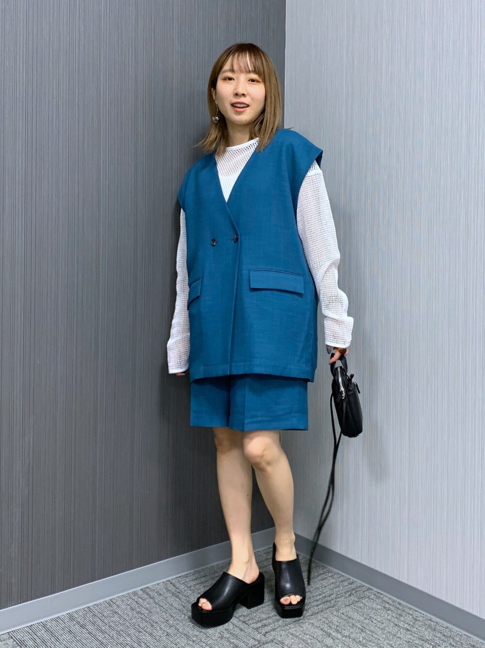 ホワイト系のTシャツ/カットソー、ブルー系のその他パンツ、ブラック系のショルダーバッグを着用したレディースの春コーディネートの2枚目の写真