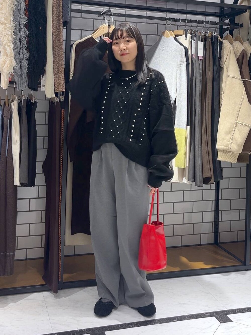 グレー系のその他パンツ、ブラック系のニット/セーター、ブラック系のバレエシューズを着用したレディースの冬コーディネートの1枚目の写真