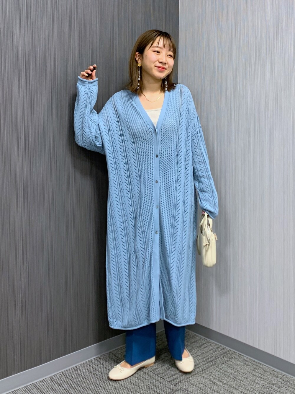 ブルー系のワンピース、ブルー系のその他パンツ、ホワイト系のショルダーバッグを着用したレディースの春コーディネートの2枚目の写真