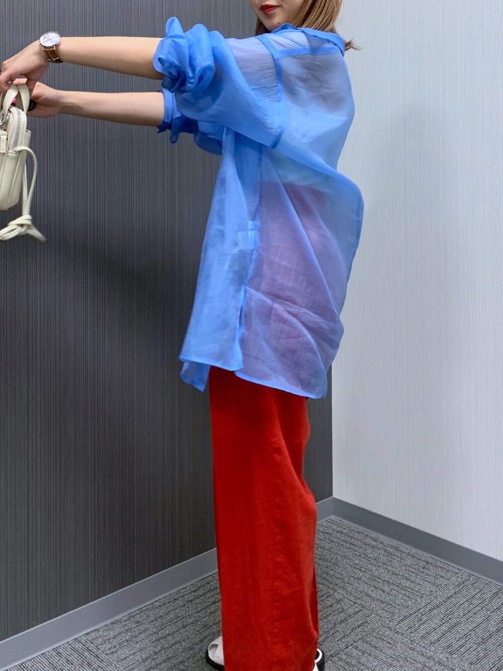 ブルー系のシャツ/ブラウス、レッド系のその他パンツ、ホワイト系のショルダーバッグを着用したレディースの夏コーディネートの2枚目の写真