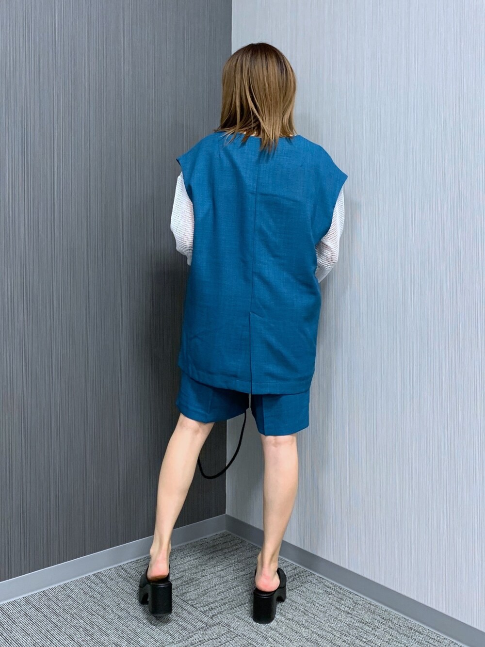 ホワイト系のTシャツ/カットソー、ブルー系のその他パンツ、ブラック系のショルダーバッグを着用したレディースの春コーディネートの3枚目の写真