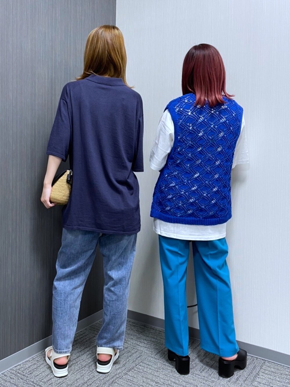 ホワイト系のTシャツ/カットソー、ブルー系のベスト、ブルー系のその他パンツを着用したレディースの春コーディネートの2枚目の写真