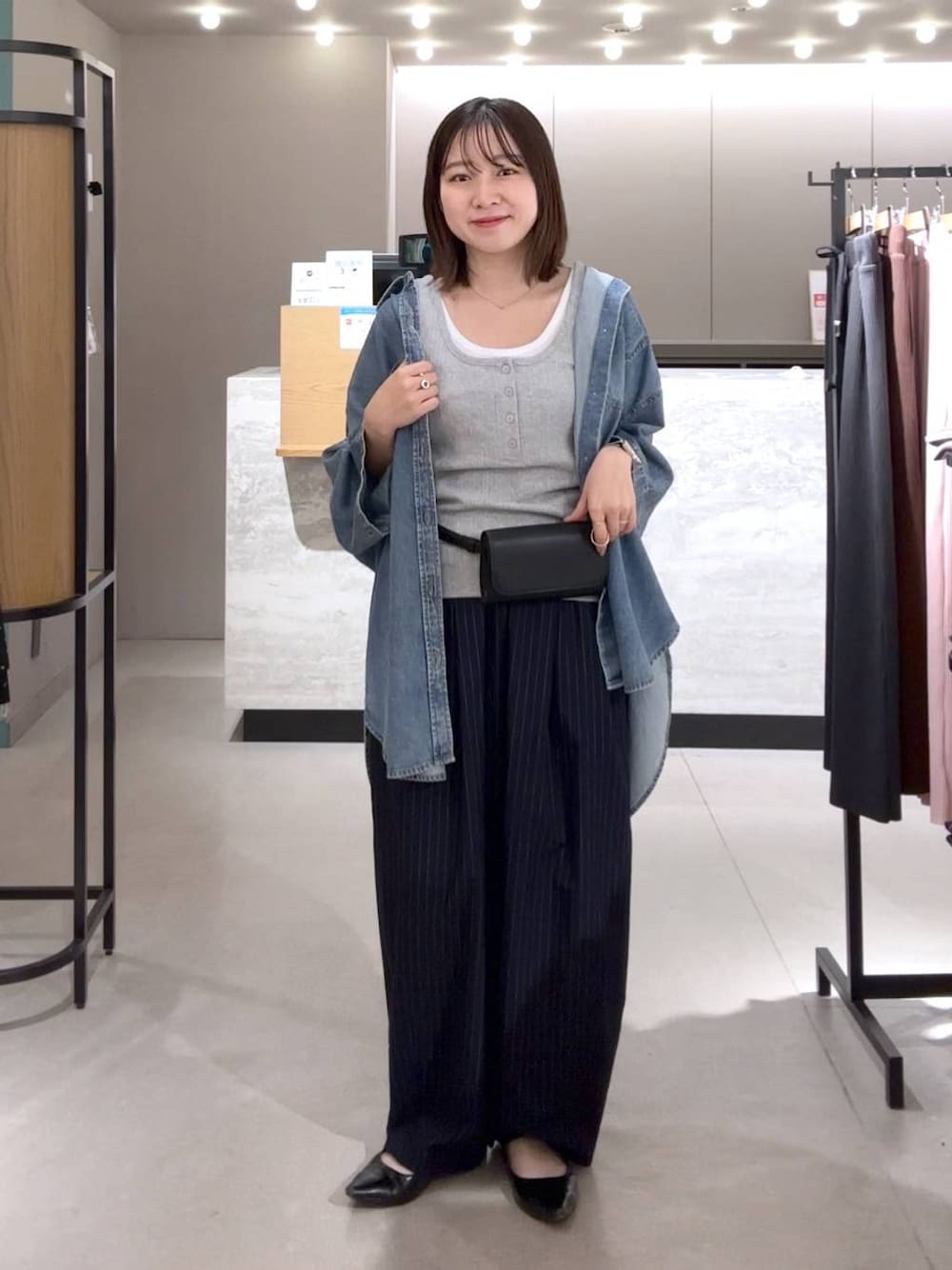 ブルー系のその他パンツ、ブラック系のパンプス、グレー系のタンクトップを着用したレディースの春コーディネートの1枚目の写真