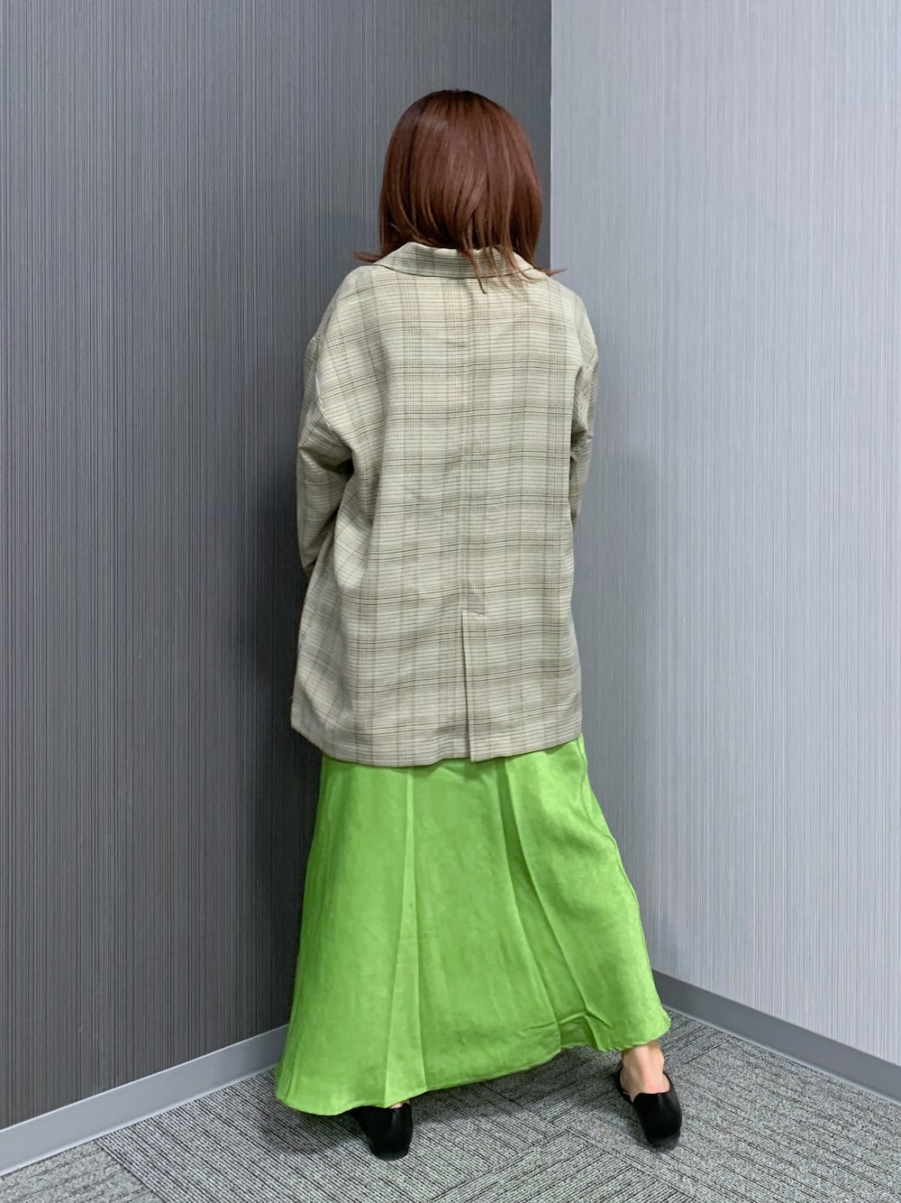 ホワイト系のジャケット/アウター、グリーン系のスカート、ホワイト系のショルダーバッグを着用したレディースの春コーディネートの2枚目の写真