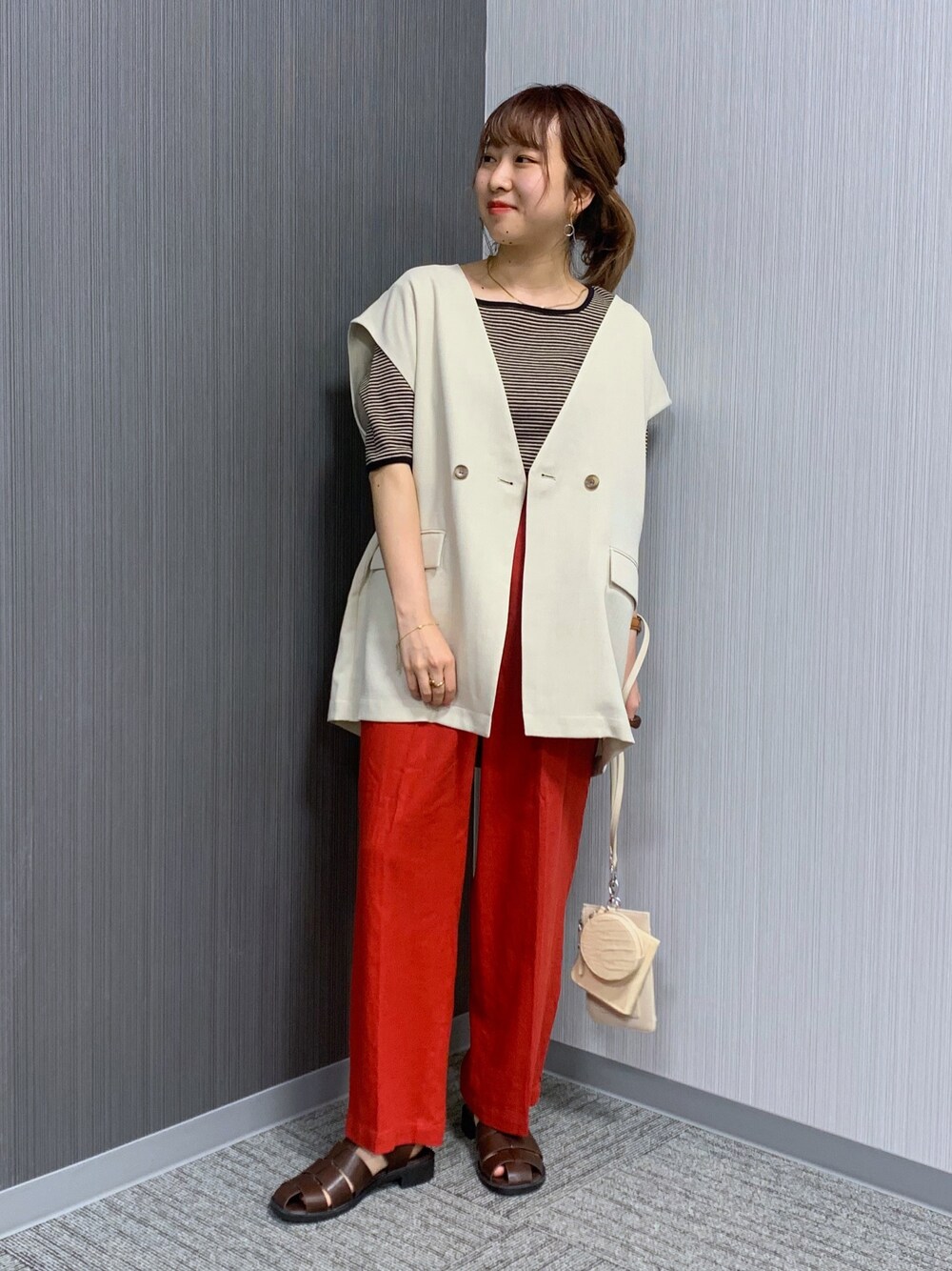 ブラック系のTシャツ/カットソー、レッド系のその他パンツ、ホワイト系のショルダーバッグを着用したレディースの夏コーディネートの2枚目の写真