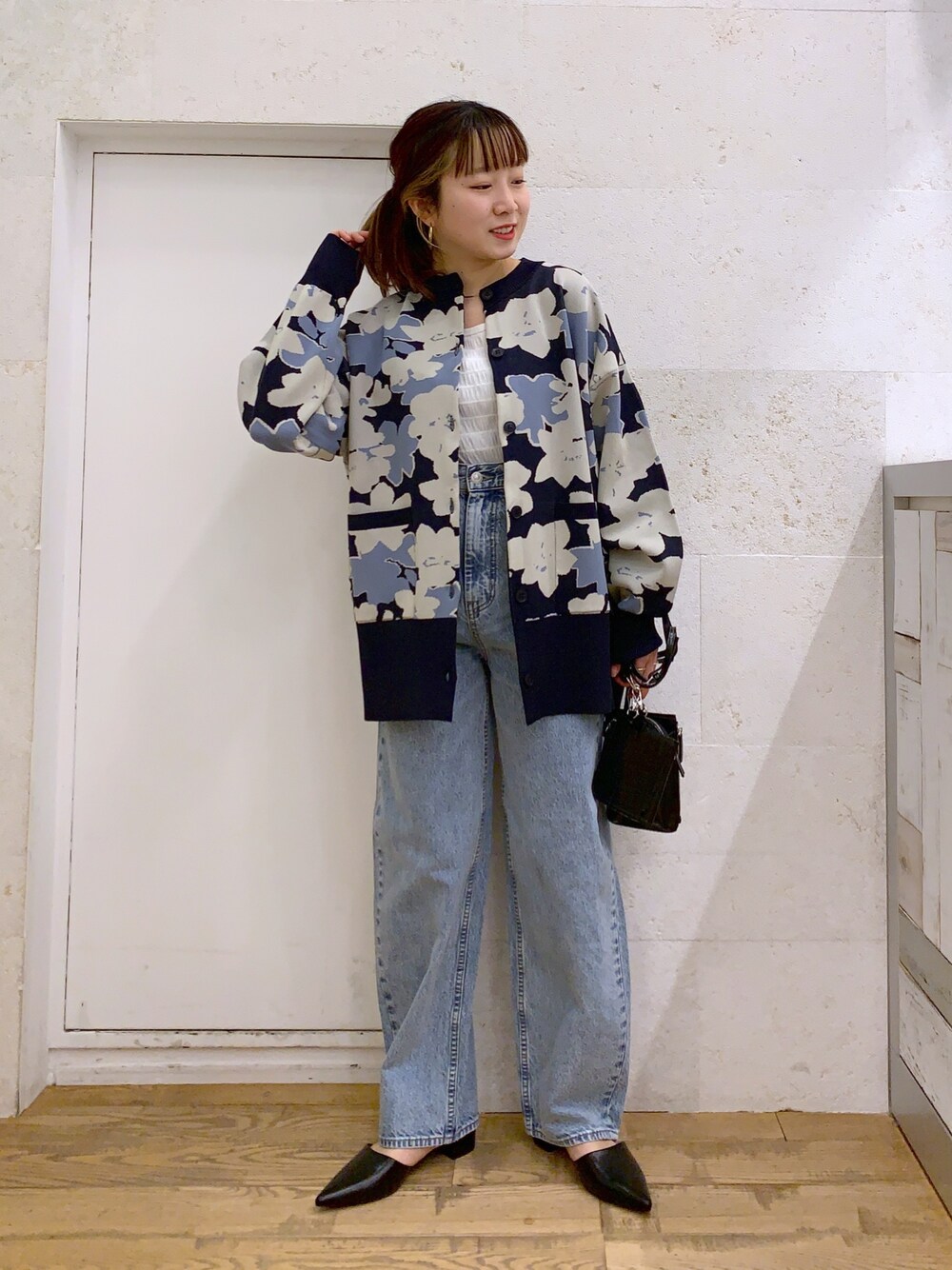 その他のトップス、ホワイト系のトップス、ブルー系のパンツを着用したレディースの春コーディネートの1枚目の写真