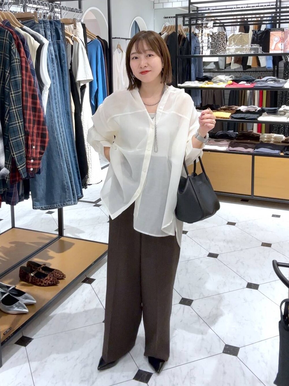 ブラウン系のその他パンツ、ブラック系のショルダーバッグ、ホワイト系のシャツ/ブラウスを着用したレディースの秋コーディネートの1枚目の写真