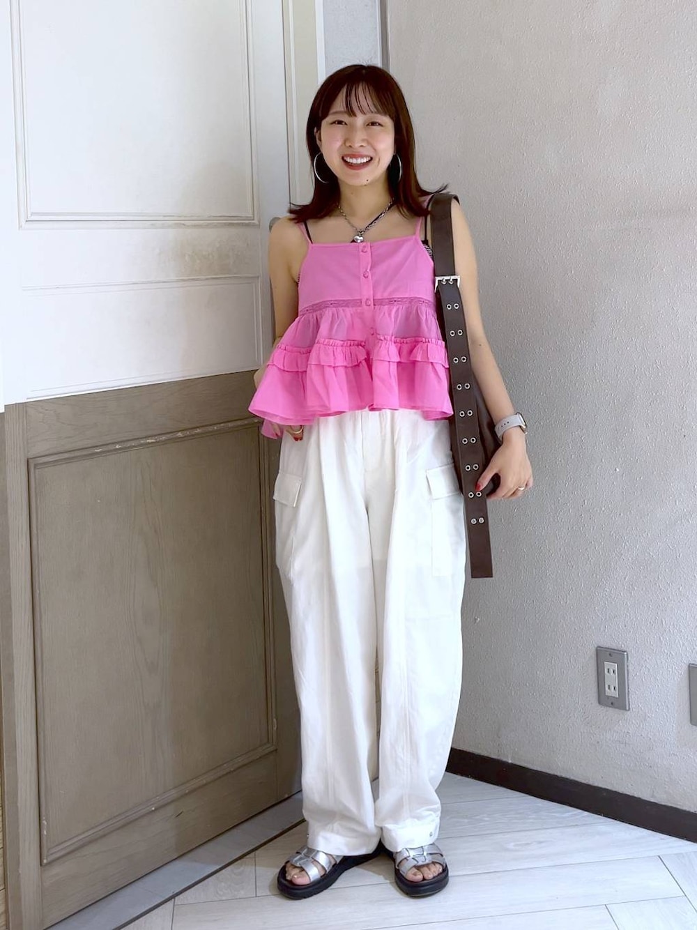ホワイト系のカーゴパンツ、シルバー系のスニーカー、その他のキャミソールを着用したレディースの夏コーディネートの1枚目の写真