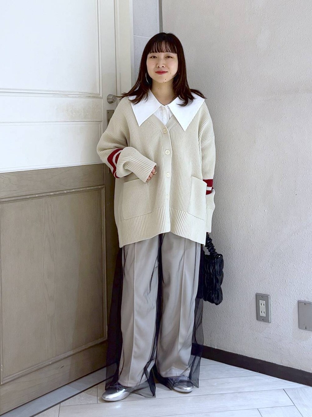 ホワイト系のスウェットパンツ、ブラック系のその他パンツ、ホワイト系のニット/セーターを着用したレディースの春コーディネートの1枚目の写真