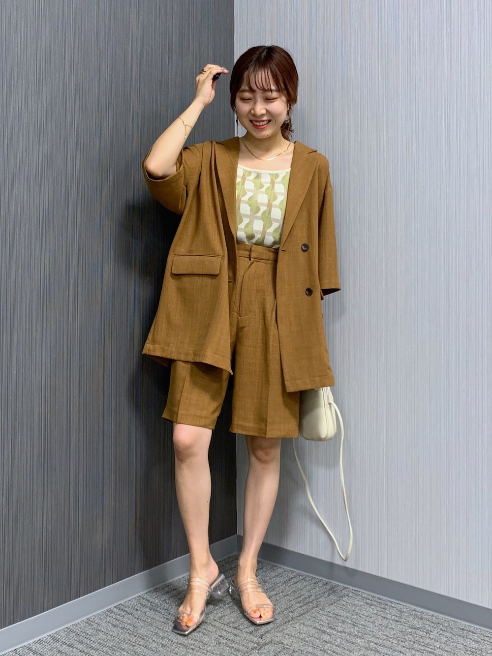 ブラウン系のジャケット/アウター、ブラウン系のパンツ、ホワイト系のタンクトップを着用したレディースの夏コーディネートの1枚目の写真