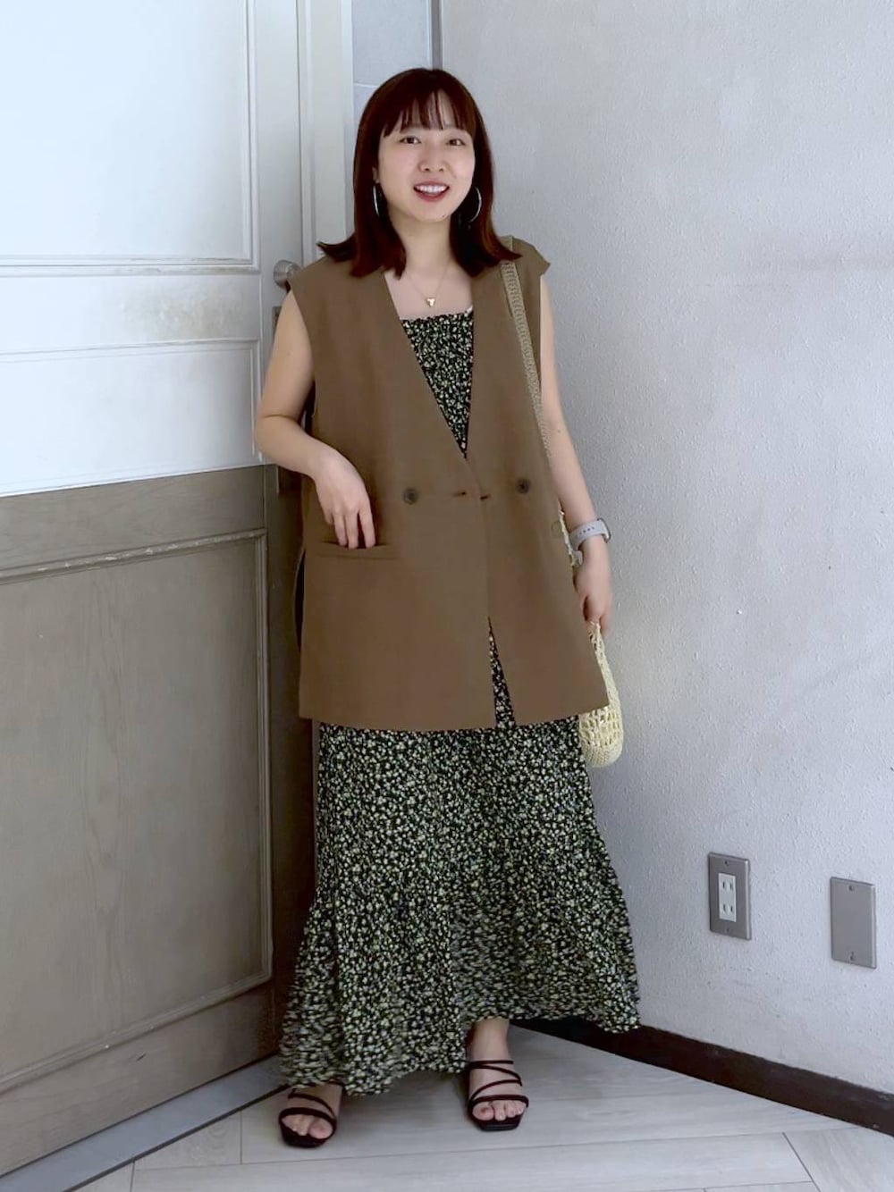 ベージュ系のショルダーバッグ、その他のワンピース、ブラック系のサンダルを着用したレディースの夏コーディネートの1枚目の写真