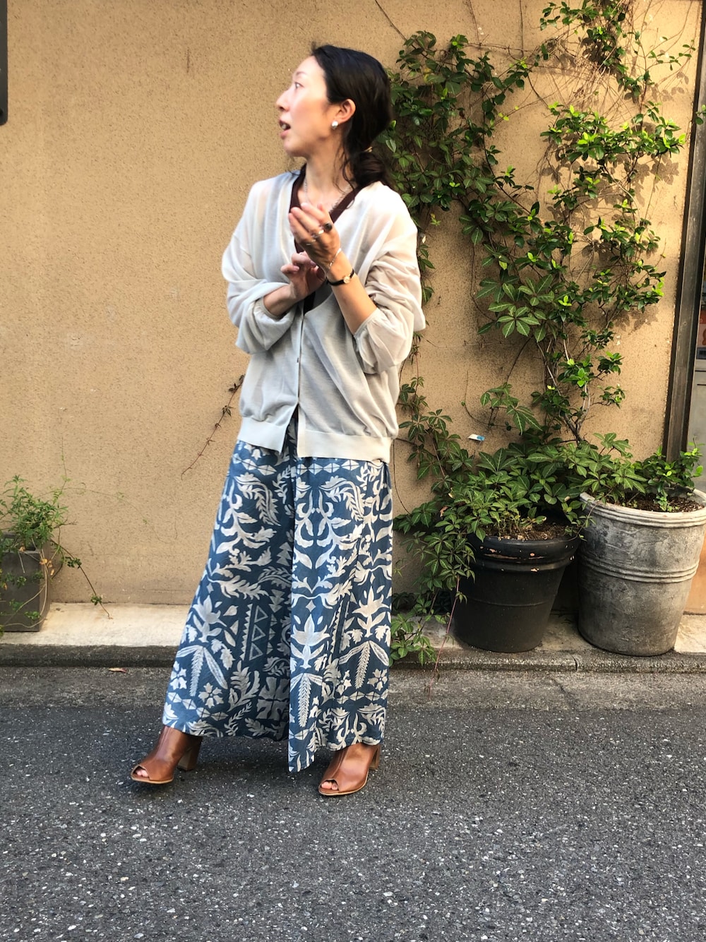 「ペイズリー柄、キュロット、柄パンツ、プリントパンツ、イージーパンツ、カーディガン、大人カジュアル、大人コーデ、オトナカジュアル、NOMBRE IMPAIR」｜「NOMBRE IMPAIRのボールドエスニックPT　キュロットパンツ（その他パンツ、ブルー系）」を使った、iitsuka.さん（レディース・158cm）の夏コーディネートの1枚目の写真