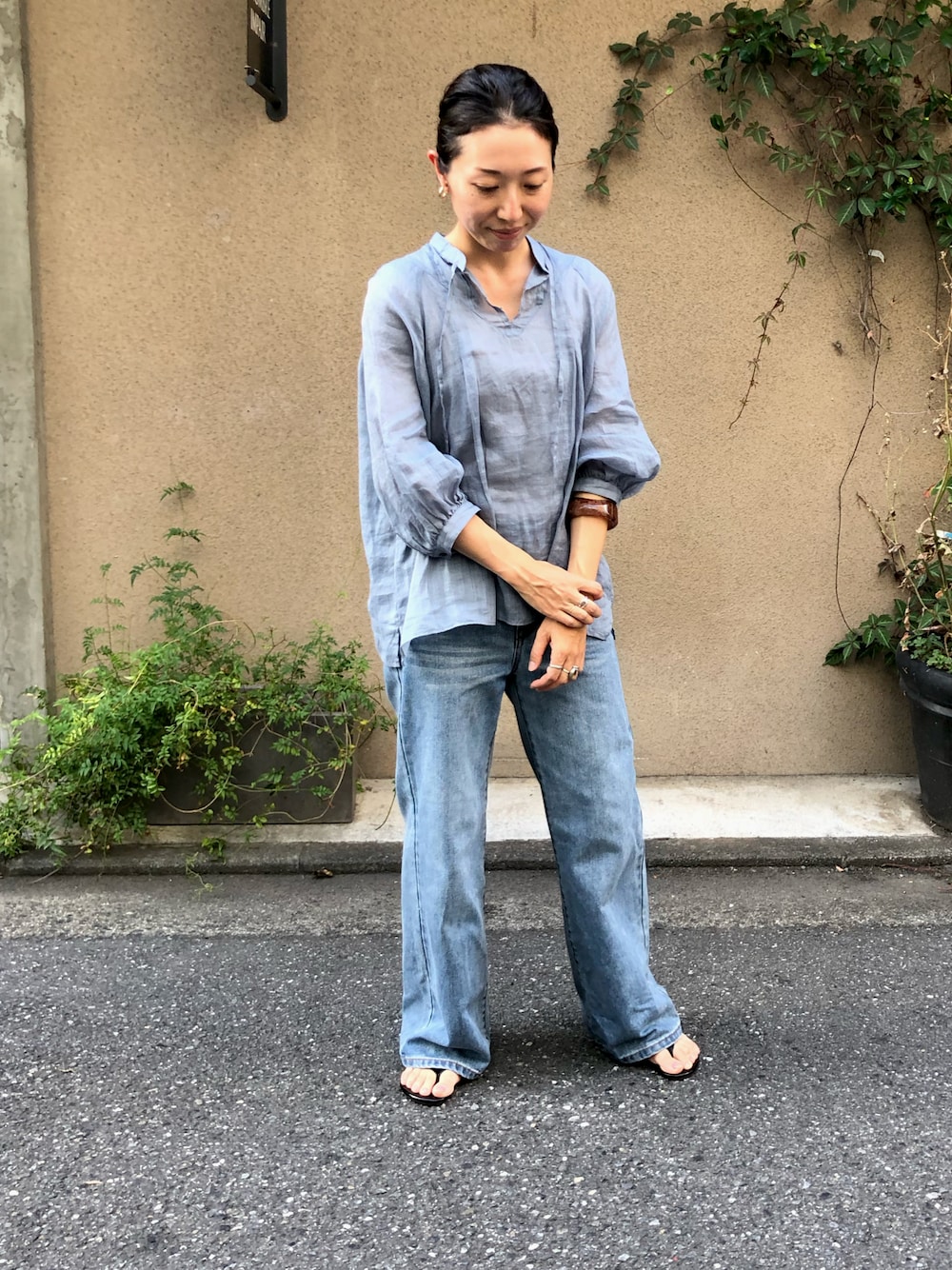 「ブルーシャツ、ブルー、ブルーコーデ、ワントーンコーデ、ワイドデニム、大人カジュアル、オトナカジュアル、カジュアル、NOMBRE IMPAIR、FIL DE FER」｜「FIL DE FERのラミーローン　スタンドヒモブラウス（シャツ/ブラウス、ブルー系）」を使った、iitsuka.さん（レディース・158cm）の夏コーディネートの1枚目の写真