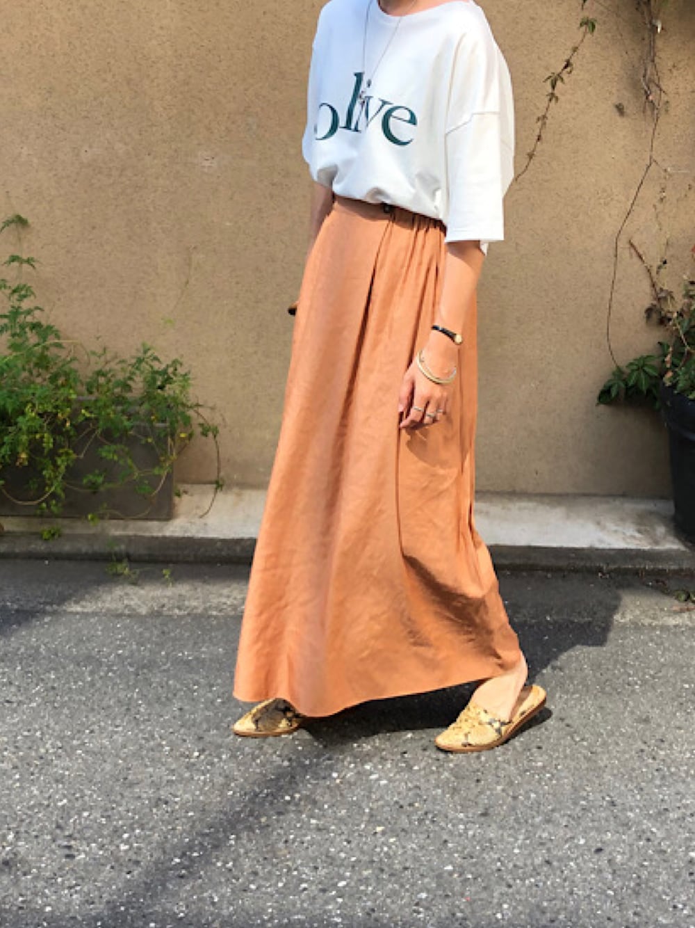 「スカート、スカートスタイル、スカートコーデ、オレンジ、Tシャツ、Tシャツコーデ、大人カジュアル、オトナカジュアル、NOMBRE IMPAIR、FIL DE FER」｜「NOMBRE IMPAIRのヴィンテージシャンブレー　マキシスカート（スカート、オレンジ系）」を使った、iitsuka.さん（レディース・158cm）の夏コーディネートの1枚目の写真