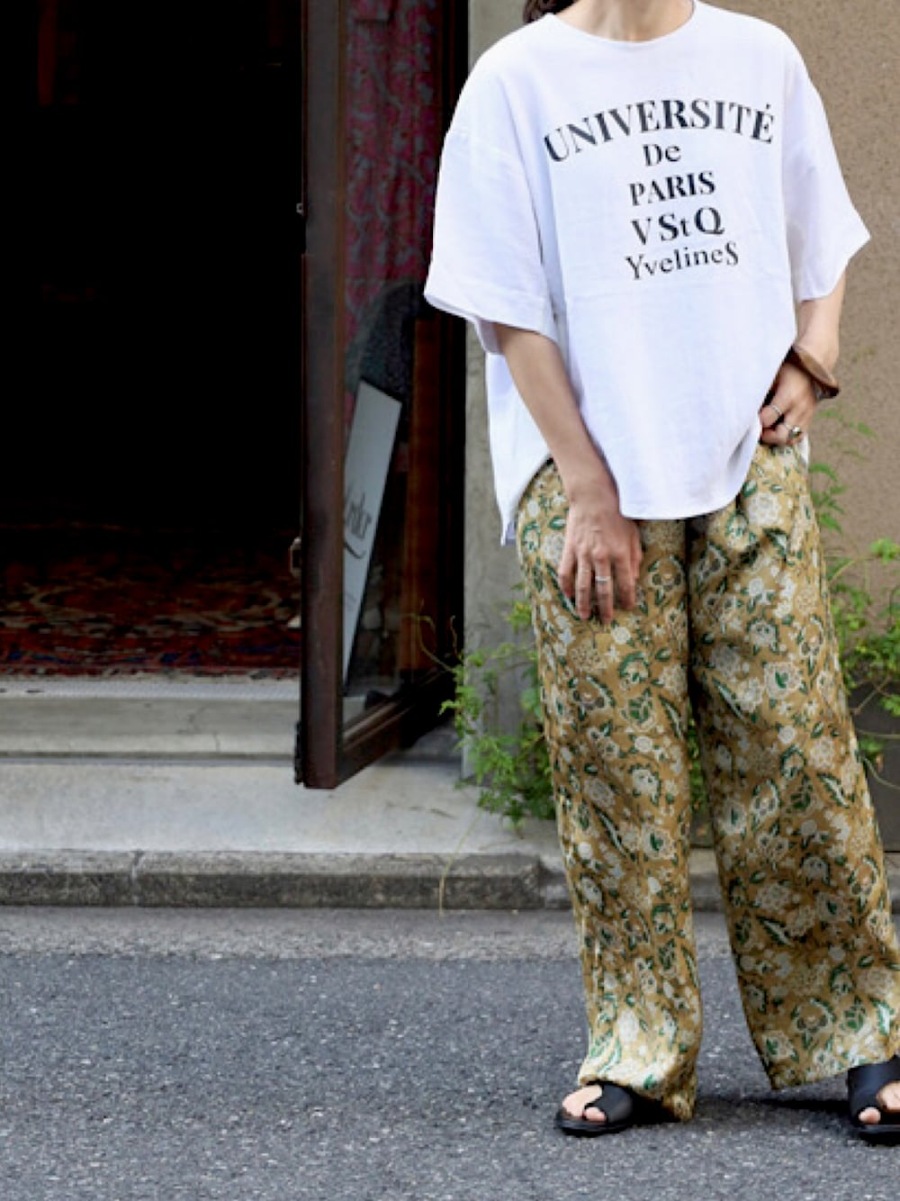 「柄パンツ、イージーパンツ、ロゴT、ラフ、大人カジュアル、休日コーデ、ラクチンコーデ、NOMBRE IMPAIR、rapiecage、オーダーメイド」｜「rapiecageのWOODバングル スクエア（バングル/リストバンド、ブラウン系）」を使った、iitsuka.さん（レディース・158cm）の夏コーディネートの1枚目の写真