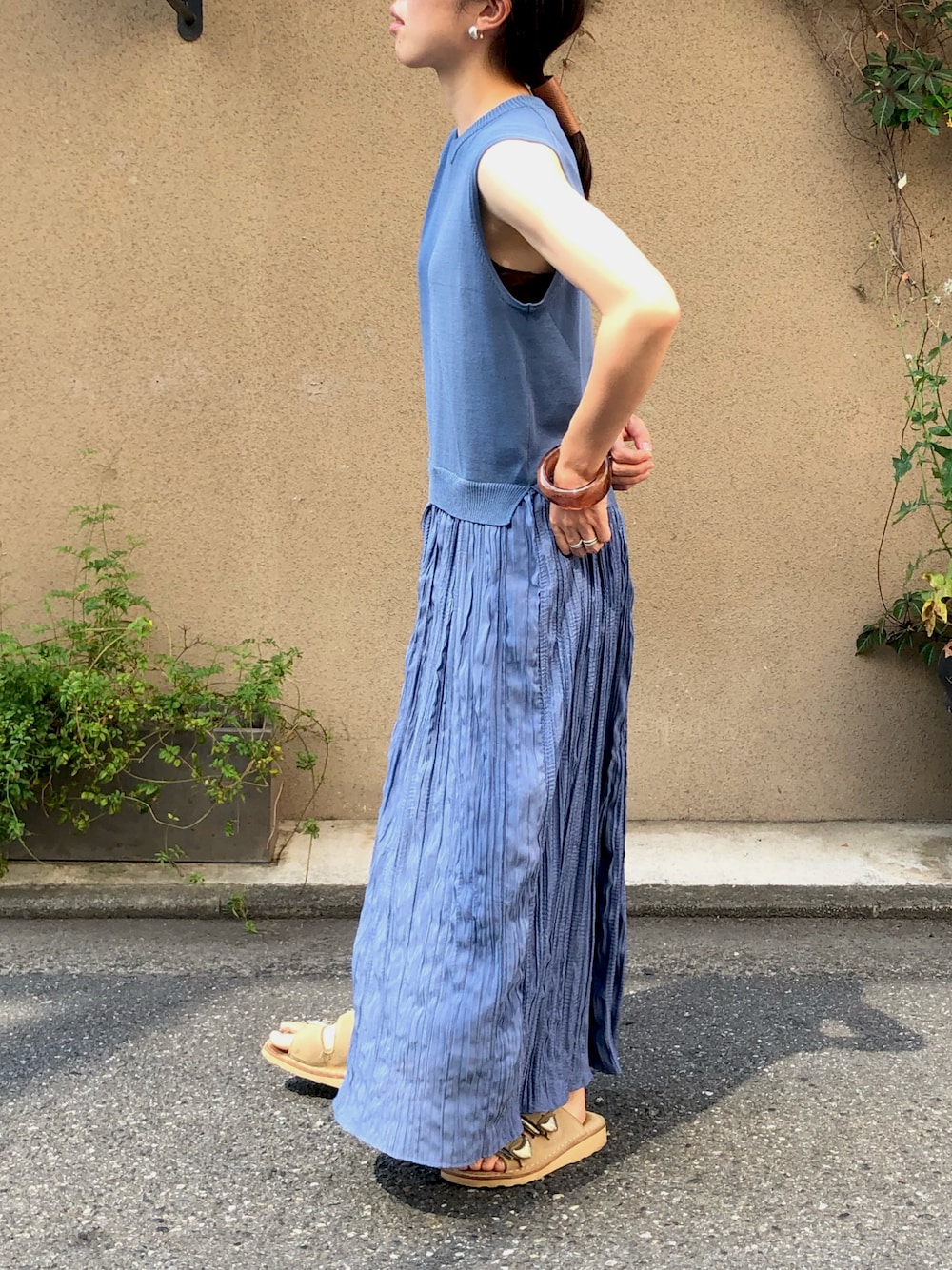 「ワンピース、ロングワンピース、ノースリーブワンピース、ニットワンピース、夏ワンピース、夏コーデ、夏スタイル、ブルー、大人カジュアル、NOMBRE IMPAIR」｜「NOMBRE IMPAIRのニットワッシャーコンビ　ノースリワンピース（ワンピース、ブルー系）」を使った、iitsuka.さん（レディース・158cm）の夏コーディネートの1枚目の写真